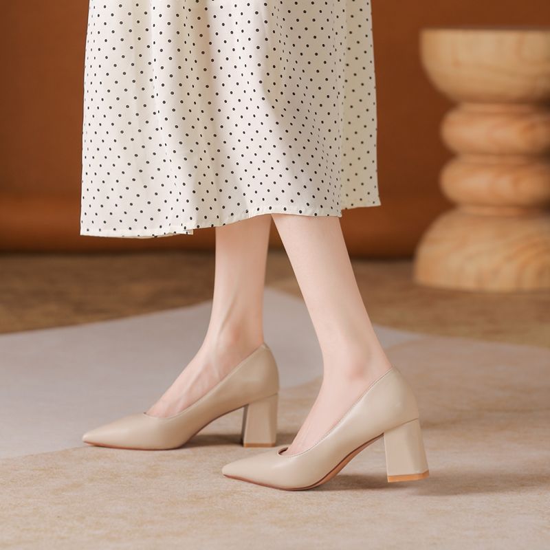 glossy thick heel pointed head - Women Fashion Model ulasan dan harga